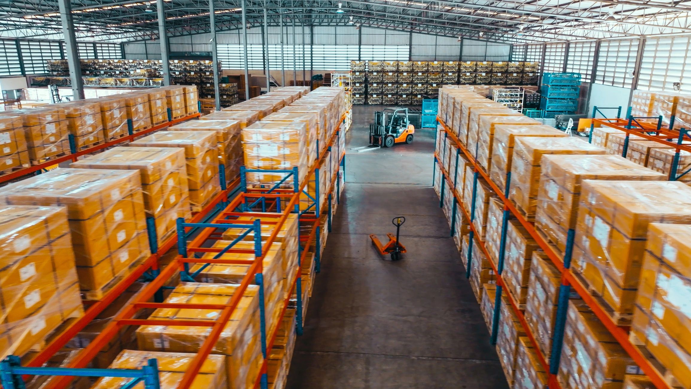 Estanterías de almacén con cajas preparadas para distribución